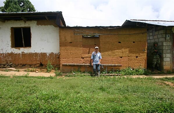 Así son las fachadas de las casas del parque central de El Aro. Ninguna es habitable. Algunas de las personas que retornaron se dieron cuenta de que así quisieran pasar una sola noche en ellas, corrían el riesgo de que se les viniera encima.