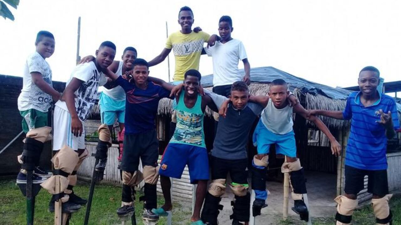 Los zanqueros del grupo Talento Renaciente.