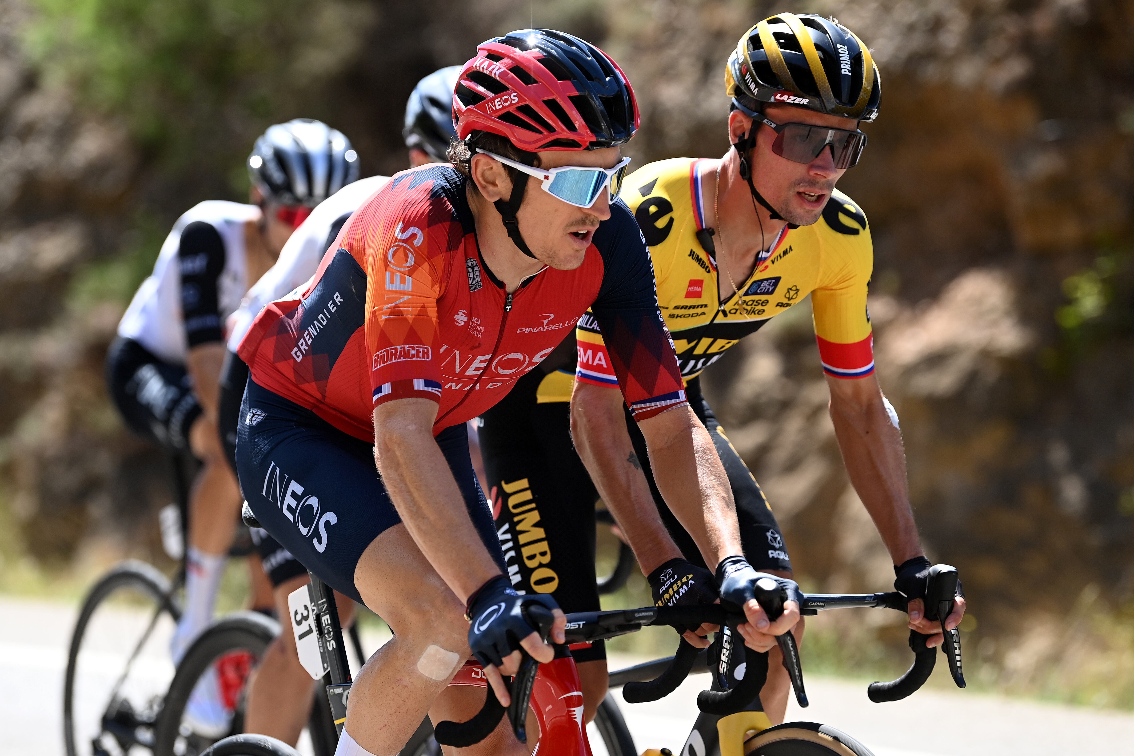 ARINSAL, ESPAÑA - 28 DE AGOSTO: (De izquierda a derecha) Geraint Thomas del Reino Unido y el equipo INEOS Grenadiers y Primož Roglic de Eslovenia y el equipo Jumbo-Visma compiten durante la 78.ª Vuelta a España 2023, etapa 3, una etapa de 158,5 km desde Súria a Arinsal 1911m / #UCIWT / el 28 de agosto de 2023 en Arinsal, Andorra. (Foto de Tim de Waele/Getty Images)