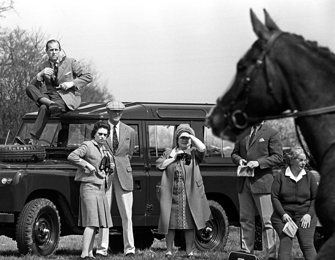 Felipe en el techo de un Land Rover durante una competencia hípica en Gloucestershire, en 1968. Con él, la reina Isabel, la Reina Madre y el duque de Beaufort.