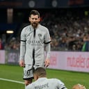 Messi mira a Mbappé luego de su lesión en el muslo