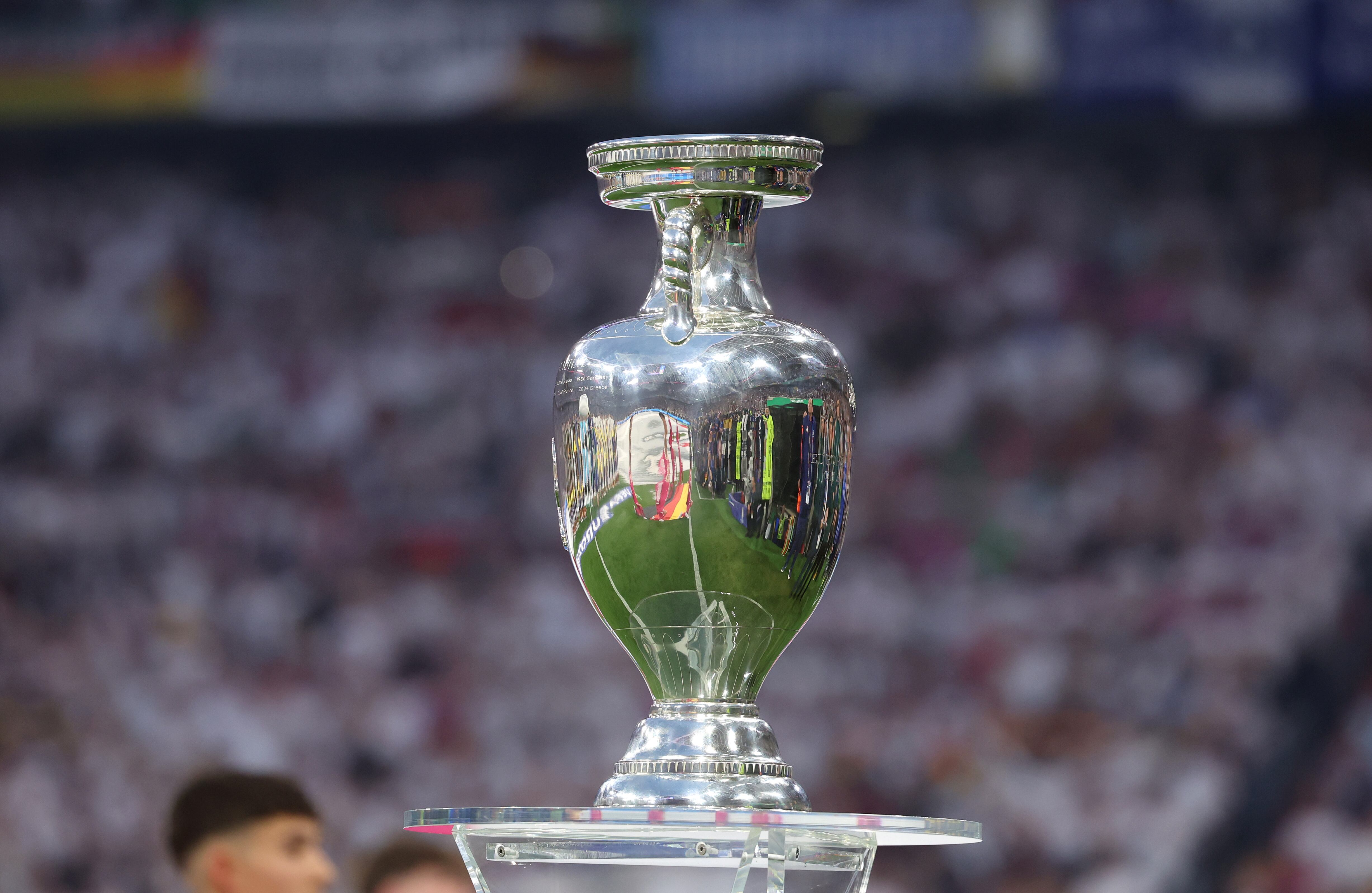 Antes del inicio del partido de la fase de grupos de la UEFA EURO 2024 entre Alemania y Escocia, en el Munich Football se presenta el trofeo oficial de la Eurocopa 2024.