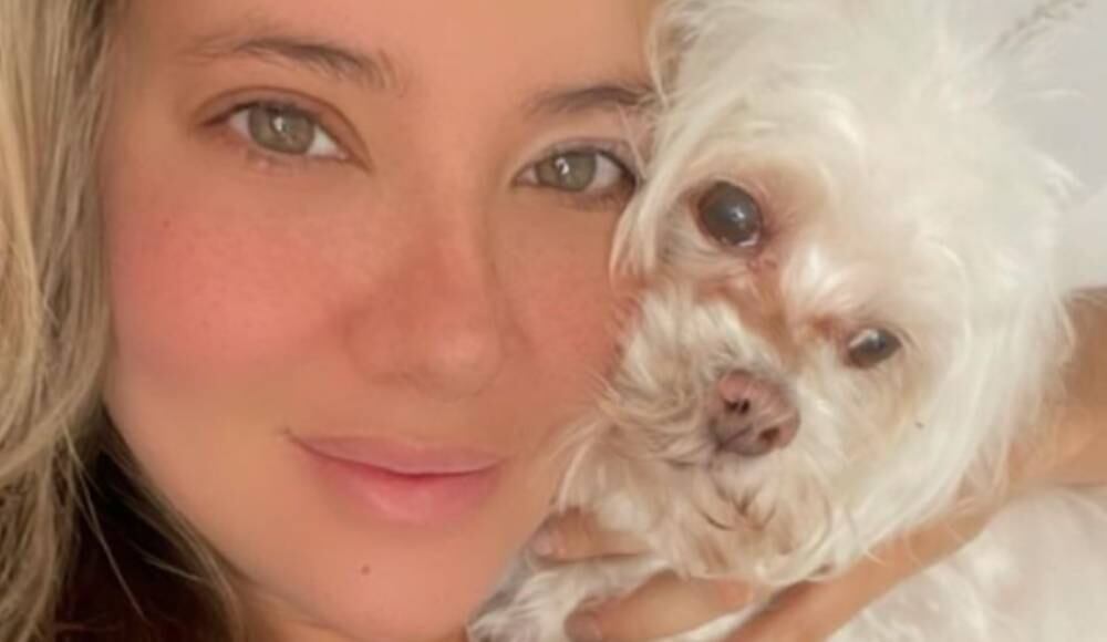 Daniella Álvarez y su mascota