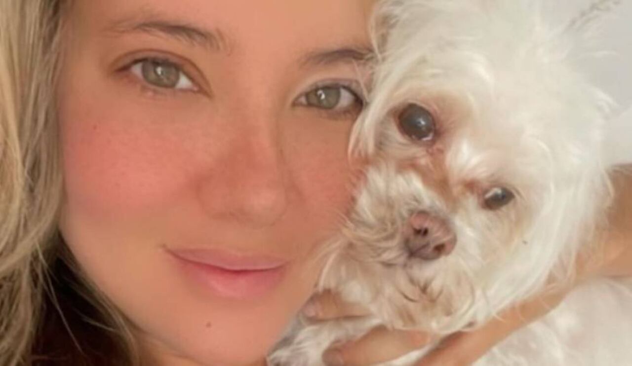 Daniella Álvarez y su mascota