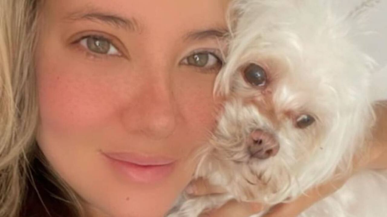 Daniella Álvarez y su mascota