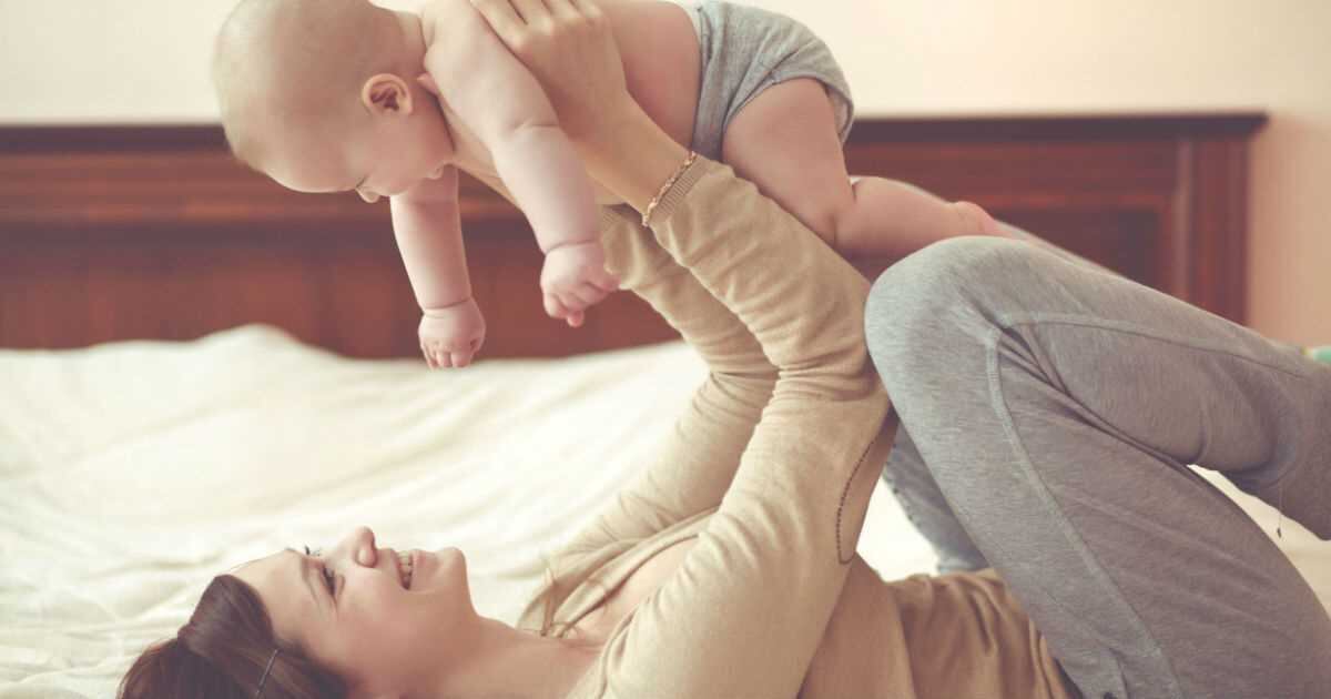 A medida que la madre se acerca al momento del parto, su conducta maternal se activa debido al crecimiento en tamaño y actividad de las neuronas en una región llamada hipotálamo. 