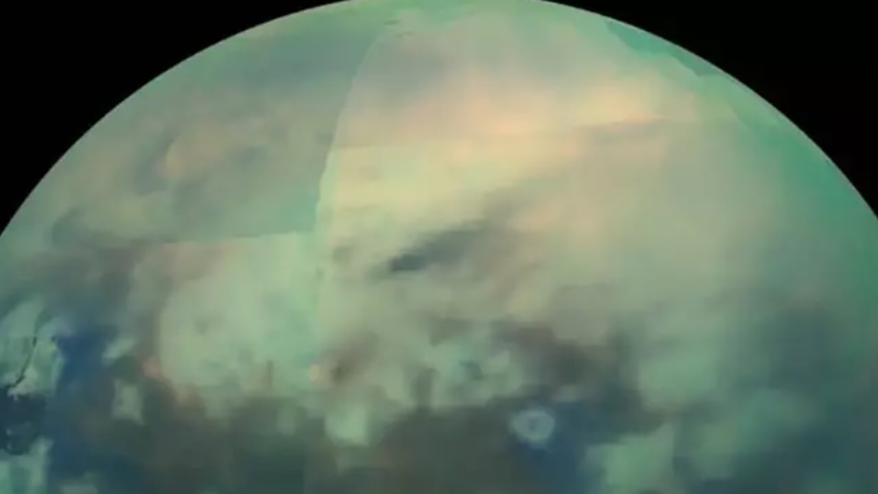 Esta imagen compuesta muestra una vista infrarroja de la luna Titán de Saturno desde la nave espacial Cassini de la NASA.