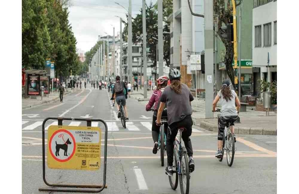 Las bicicletas se tomaron la carrera séptima. Foto Karen Salamanca SEMANA
