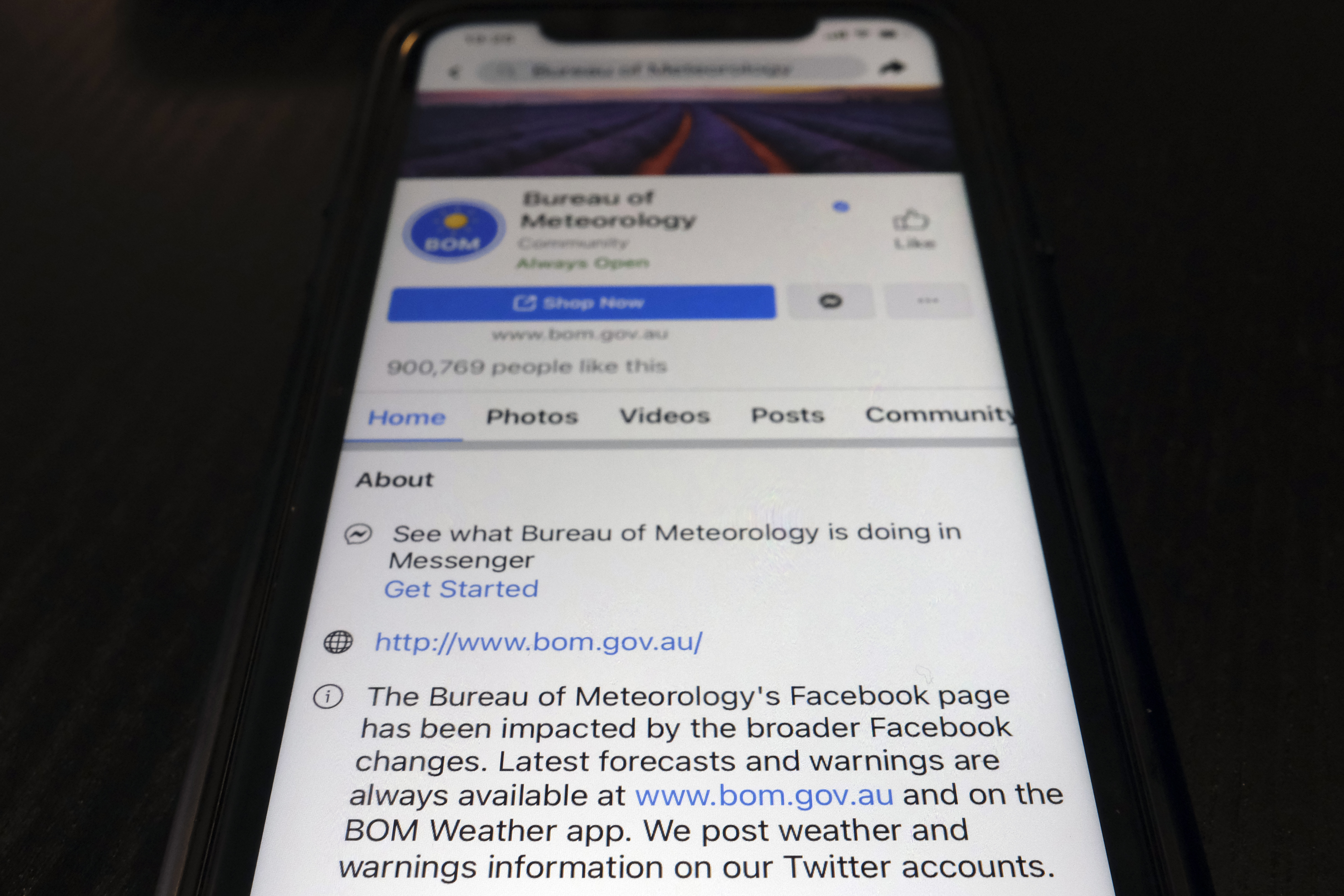 Un aviso mostrado en la parte inferior de la página de Facebook de la Oficina Meteorológica de Australia indica que se ha visto afectada "por los cambios más generales en Facebook" y redirige a su sitio web para seguir los avisos y previsiones, en la app de Facebook, el jueves 18 de 2021 en Tokio. En un inesperado acto de represalia, Facebook bloqueó el jueves en Australia la opción de compartir noticias, una escalada en la pugna entre gobiernos, medios y poderosas empresas de tecnología. (AP Foto/Kiichiro Sato)