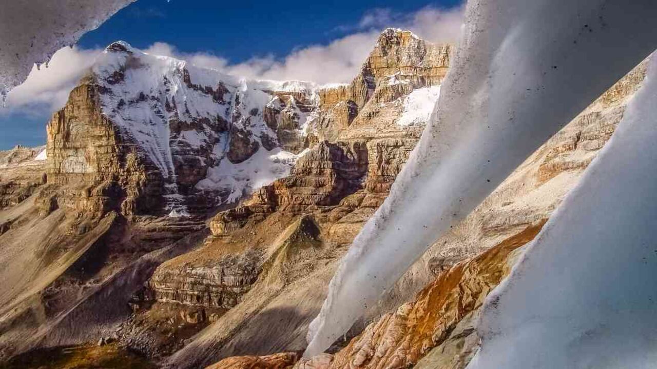 Este hecho poco común cuando es época de verano porque aumenta la temperatura y no llueve por lo que es extraño que se encuentren las cumbres nevadas.