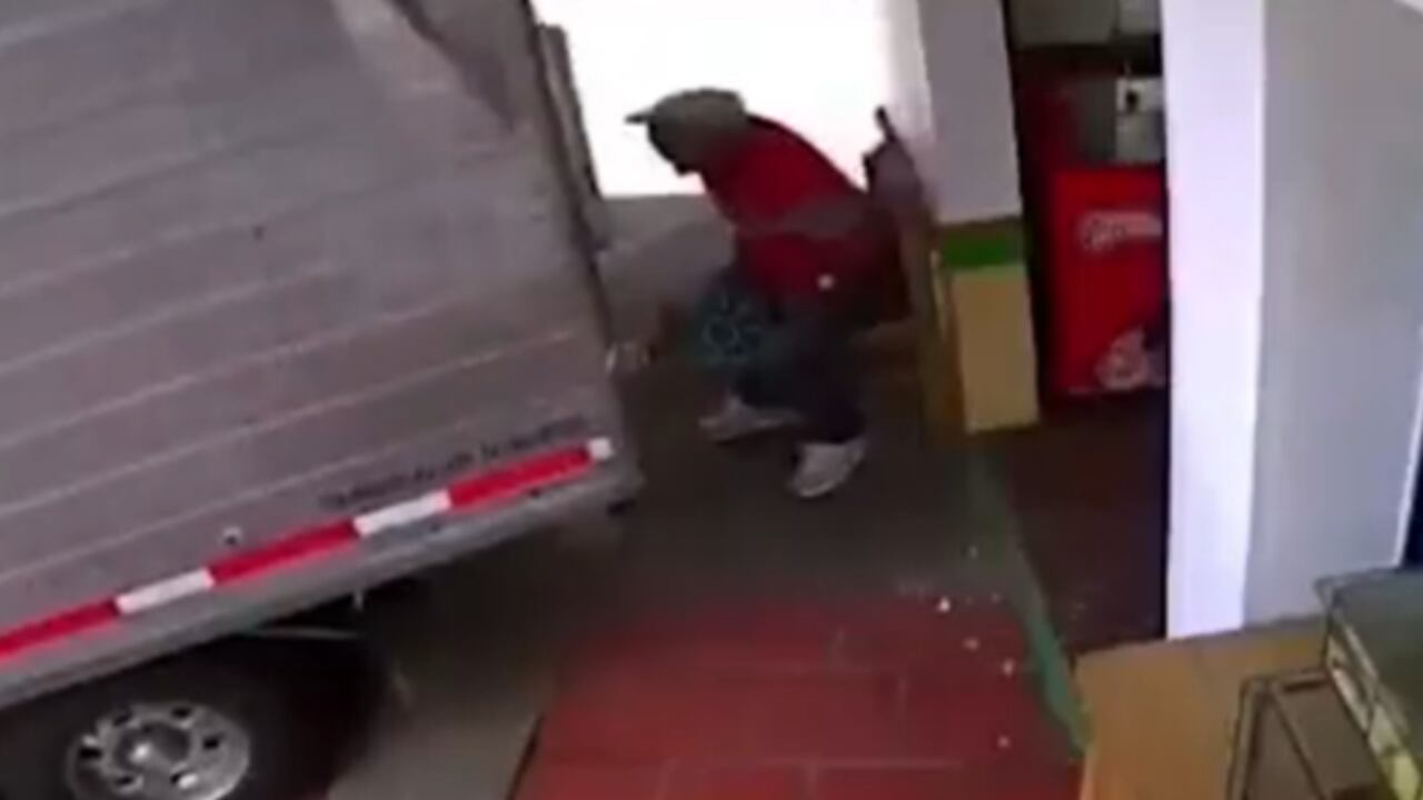 Hombre se salvó de ser arrollado por un camión en Guatapé, Antioquia.