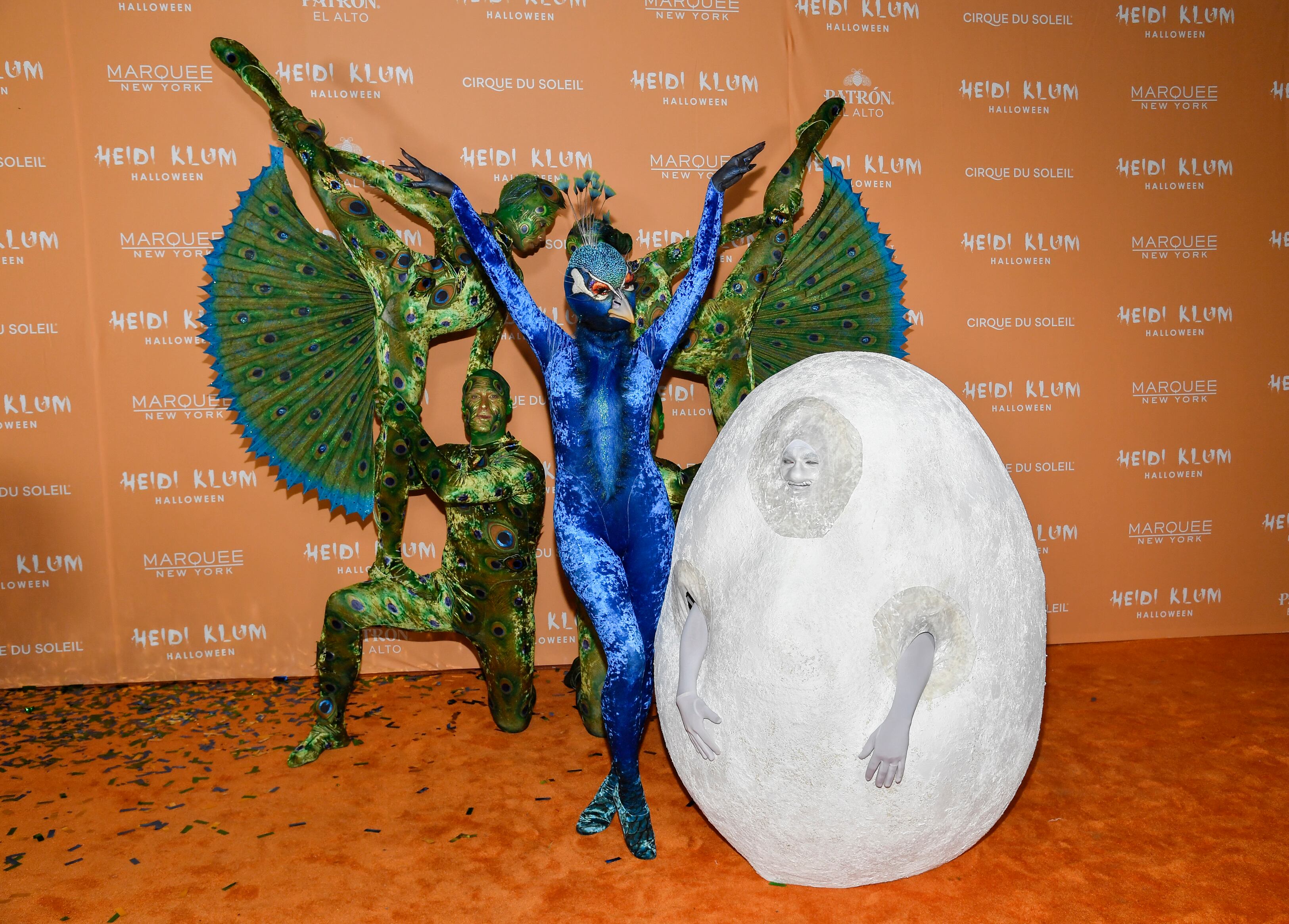 Heidi Klum, a la izquierda, y su esposo, Tom Kaulitz, llegan a su 22da fiesta de Halloween en Marquee, el martes 31 de octubre de 2023 en Nueva York. (Foto de Evan Agostini/Invision/AP)