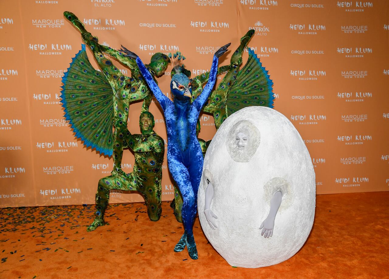 Heidi Klum, a la izquierda, y su esposo, Tom Kaulitz, llegan a su 22da fiesta de Halloween en Marquee, el martes 31 de octubre de 2023 en Nueva York. (Foto de Evan Agostini/Invision/AP)