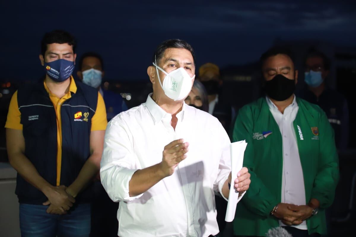 El alcalde Jorge Iván Ospina, en el momento en que hacia los anuncios.
