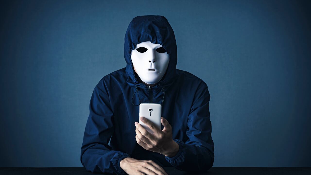 Con el celular aún desbloqueado, los delincuentes aprovechan para enviar solicitudes de dinero antes de que la víctima actúe.