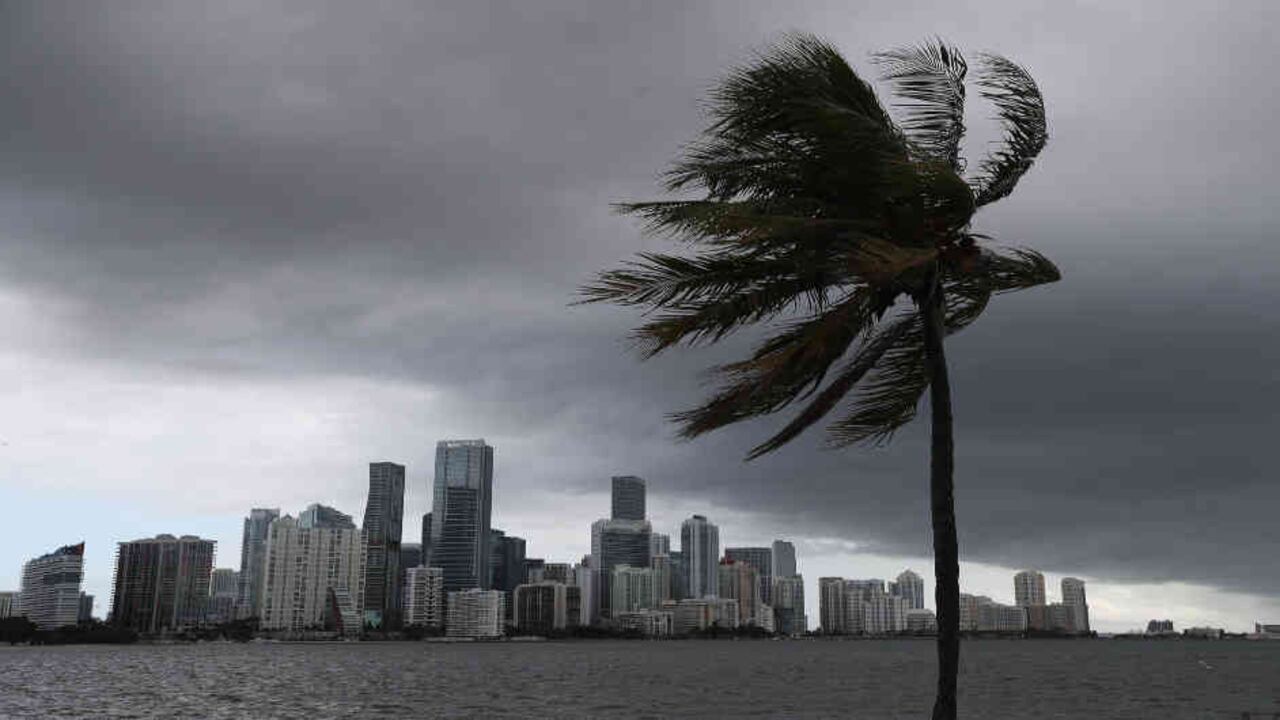 Huracán Isaías toca las costas de Florida. Foto: AFP Images.