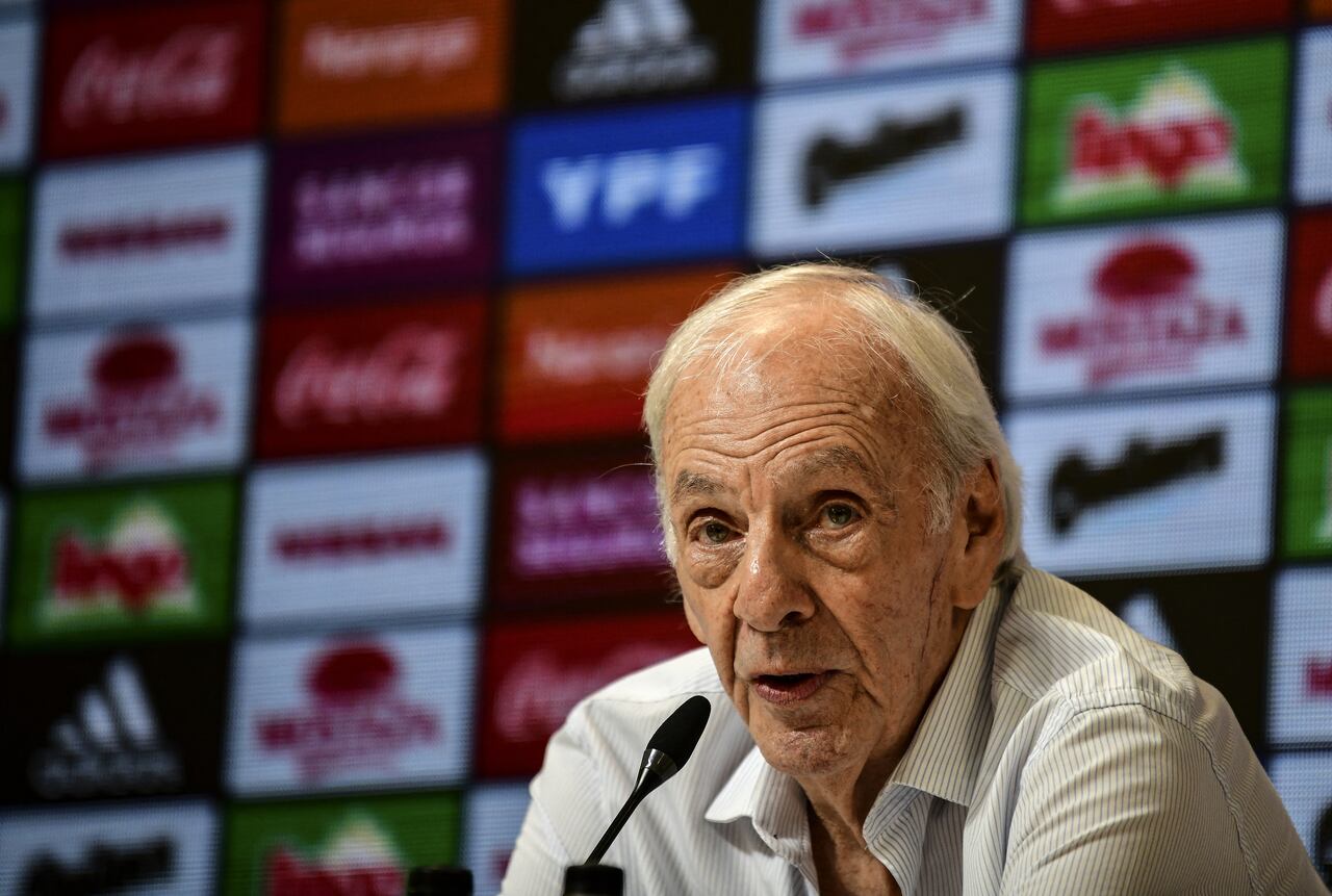 El entrenador de fútbol argentino César Luis Menotti, director de selecciones nacionales, habla durante una conferencia de prensa en Buenos Aires, el 25 de enero de 2019. (Foto de RONALDO SCHEMIDT / AFP)