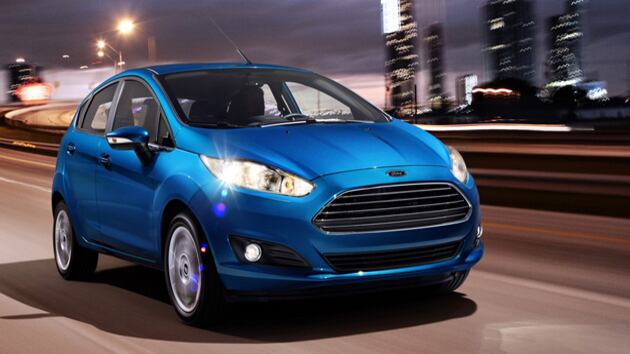 Ford Fiesta atrae con sus ‘hatchback’ de cinco puertas y ‘sportback’ de cuatro. Aciertan en no llamarlo sedán pues la línea trasera es muy deportiva.
