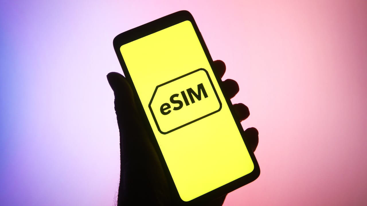 Apple integrará en iOS 19 una opción para enviar la eSIM directamente desde el iPhone al terminal Android.