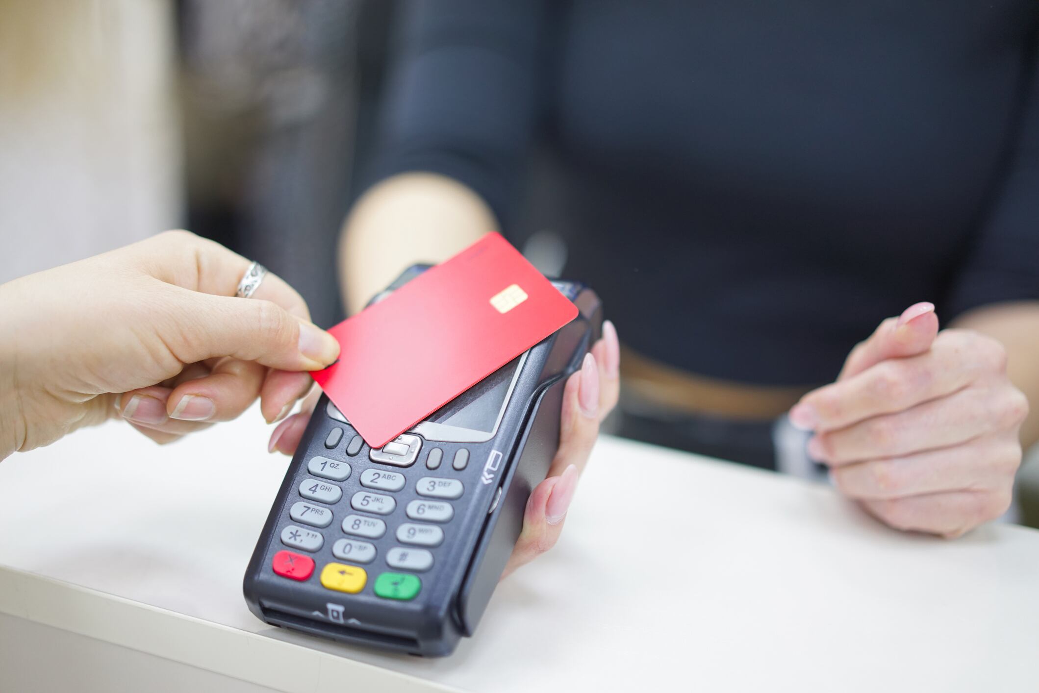 Errores comunes al usar un datáfono pueden comprometer la seguridad bancaria.