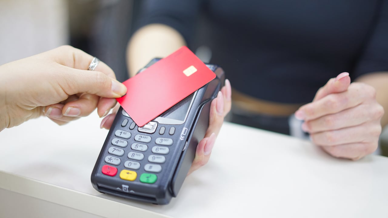 Pagar con tarjeta es práctico, pero ciertos descuidos pueden facilitar fraudes.