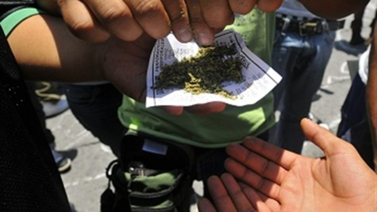 Frente a las drogas ilícitas, se reveló que alrededor de 800.000 personas –lo que equivale al 3,4 % de la población entre 12 y 65 años– ha consumido sustancias ilícitas durante el último año y que aproximadamente el 47 % de los consumidores de marihuana son personas que están en un rango de edad de entre 12 y 24 años.