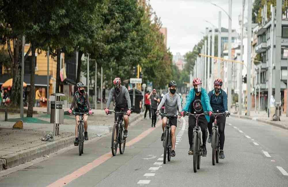 Con el tapabocas puesto, decenas de cuidadanos se ejercitaron en el regreso de la ciclovía. Foto Karen Salamanca SEMANA.