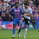 El centrocampista húngaro del Liverpool, Dominik Szoboszlai, disputa un balón con el colombiano del Crystal Palace, Jefferson Lerma. (Foto Glyn KIRK / AFP)