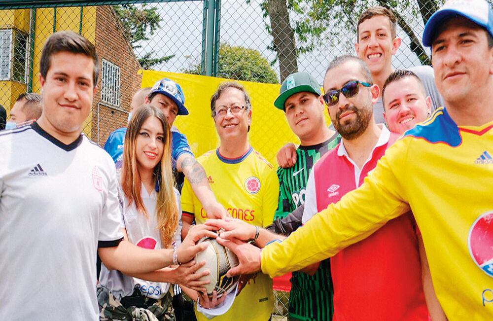 Petro sacó tiempo para jugar un partido de fútbol en Bogotá en el que anotó dos goles.
