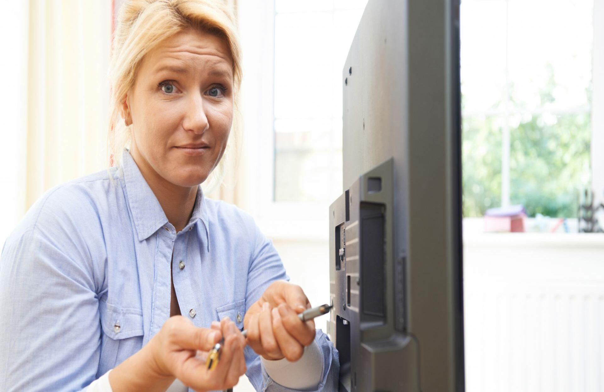 Conectar el televisor a internet mediante un cable Ethernet puede parecer, en principio, la opción más estable y segura.