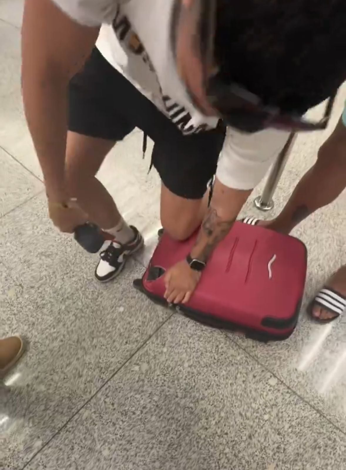 El joven arrancó las 4 llantas y no tuvo que pagar el recargo