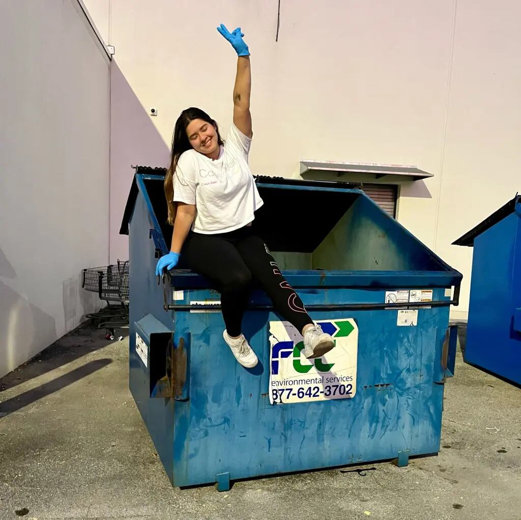 La mujer renunció a su trabajo para dedicarse a buscar implementos en las basuras a tiempo completo.