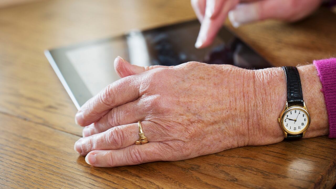 Las manos son una de las partes del cuerpo que más evidencia el paso de los años.