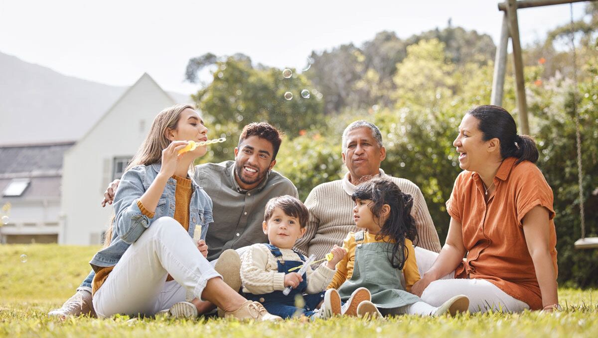 La Tarjeta Débito Familiar GNB Sudameris permite fijar un cupo mensual a los beneficiarios elegidos, el cual se carga automáticamente el primer día de cada mes desde la cuenta principal.