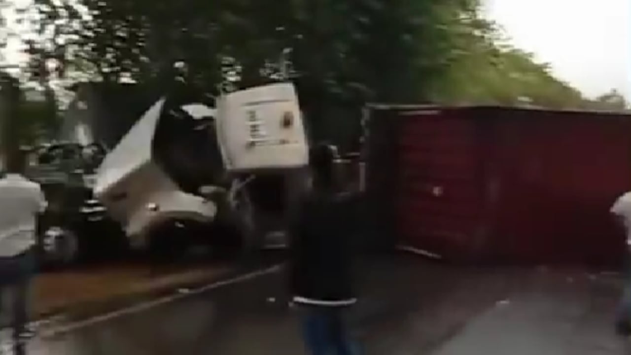 Imagen del accidente en la vía Ibagué-Honda.