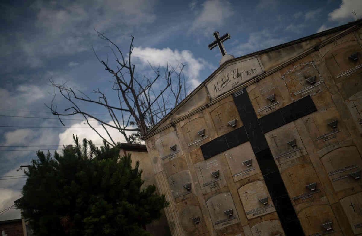Según la Uaesp, “los contenedores tienen capacidad de almacenamiento entre 100 y 108 cuerpos, entonces si se incrementa la demanda en cremaciones, tenemos un tiempo para almacenarlos”. Foto: Esteban Vega/SEMANA