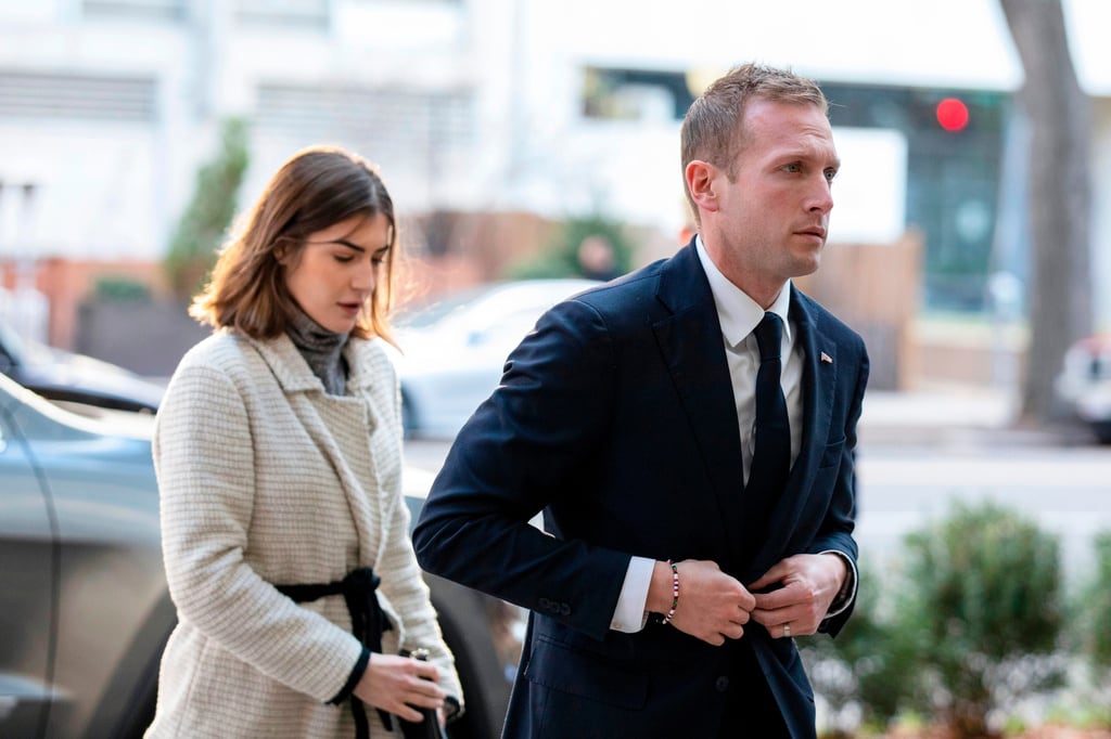 El representante electo Max Miller, republicano de Ohio, llega a Washington el 13 de noviembre de 2022 para la sesión de orientación para nuevos miembros y la inscripción al programa junto a Emily Moreno. (Foto AP/Amanda Andrade-Rhoades, Archivo)