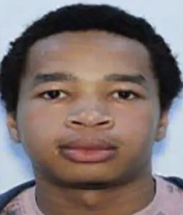 Austin Lyle de 17 años de edad fue encontrado muerto al lado de su carro