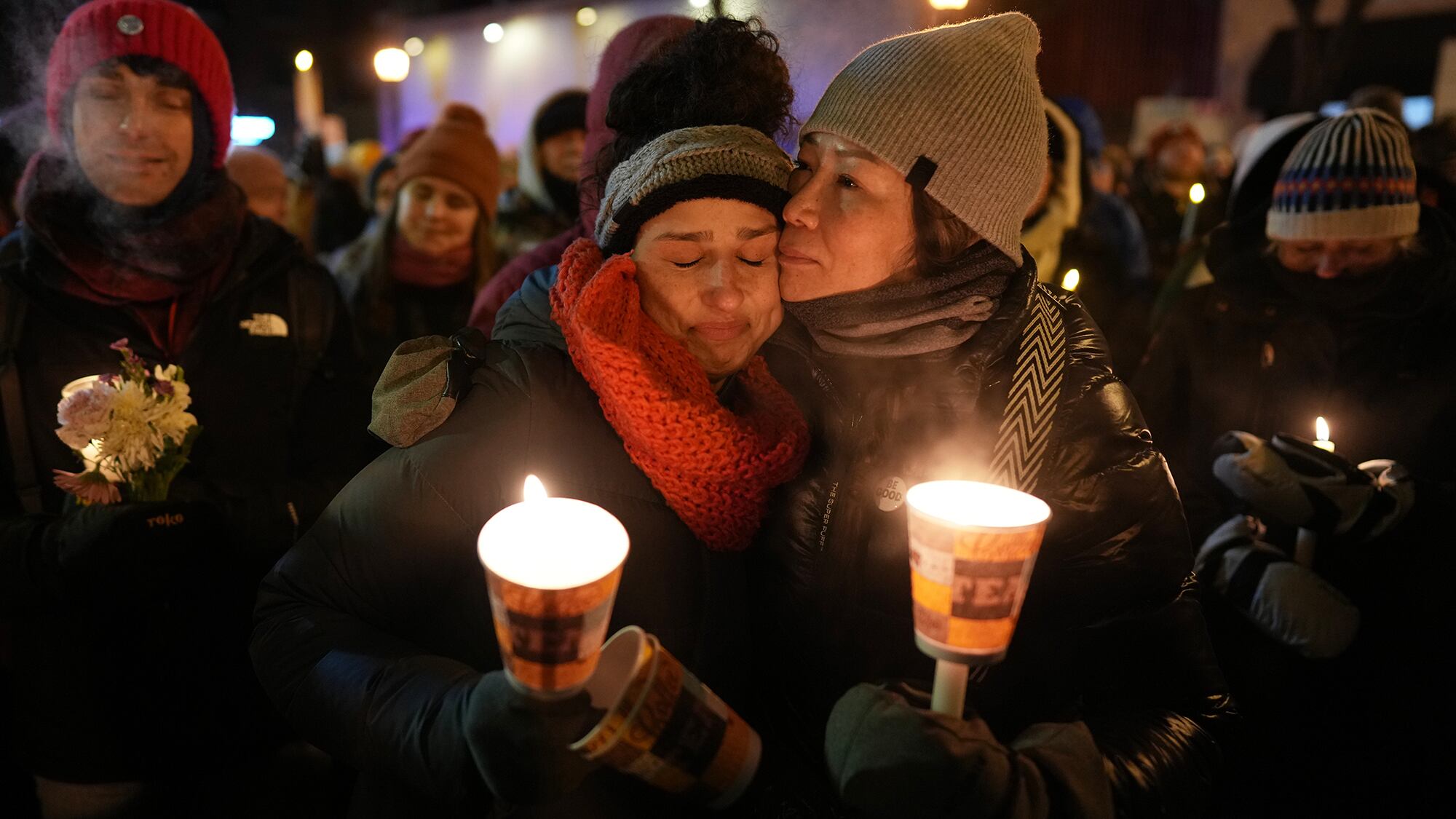 Los asistentes se reúnen durante una vigilia en la que Alex Pretti fue asesinado a tiros por la aplicación federal de inmigración en Minneapolis, Estados Unidos. Miércoles 28 de enero de 2026.