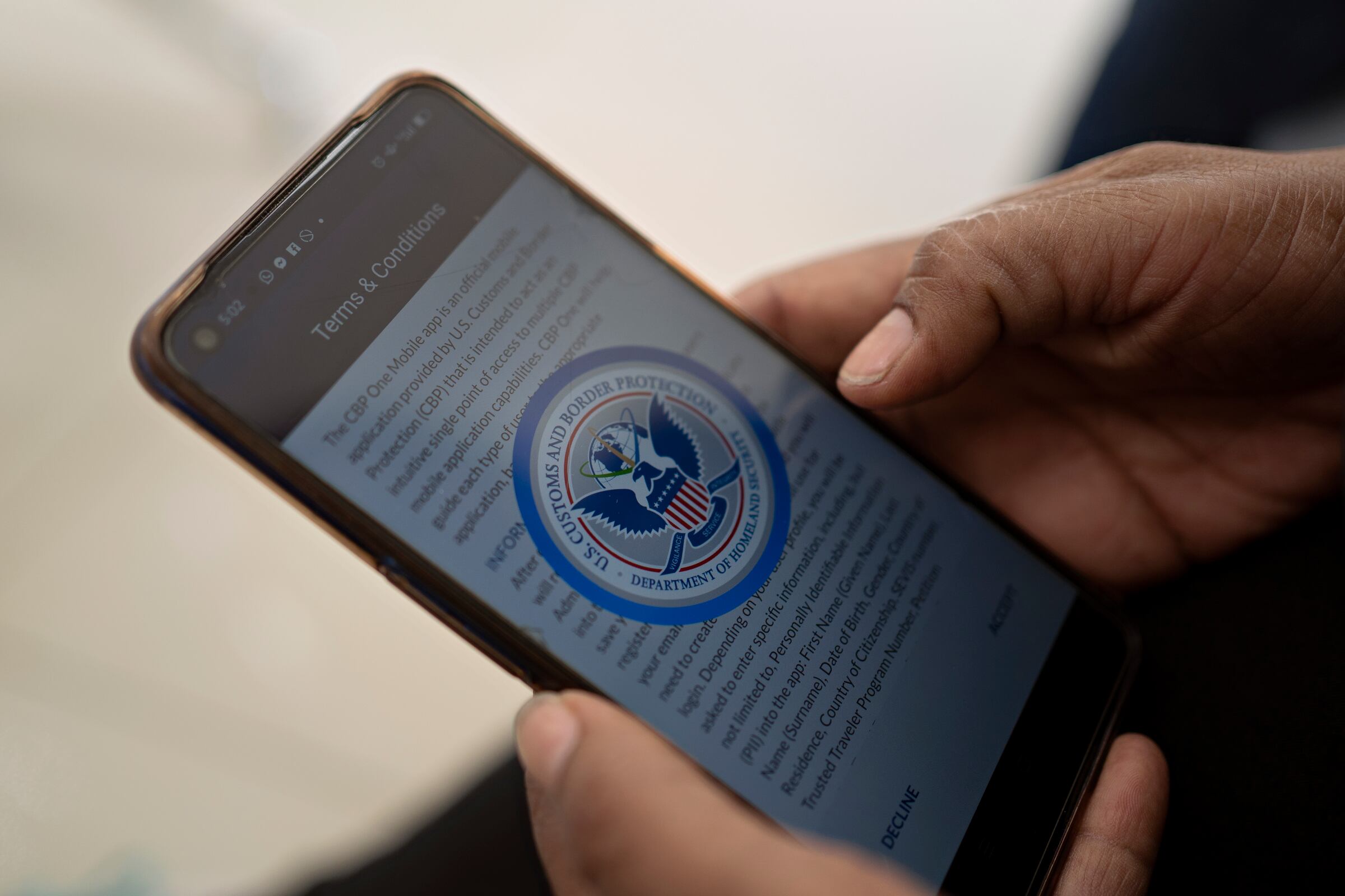 En el primer día completo después de que expiró el Título 42, la madre soltera Tania Gómez, de 43 años, mira la aplicación CBP One en el centro de salud Todos Somos Mexicanos que brinda atención gratuita a los migrantes en Ciudad Juárez