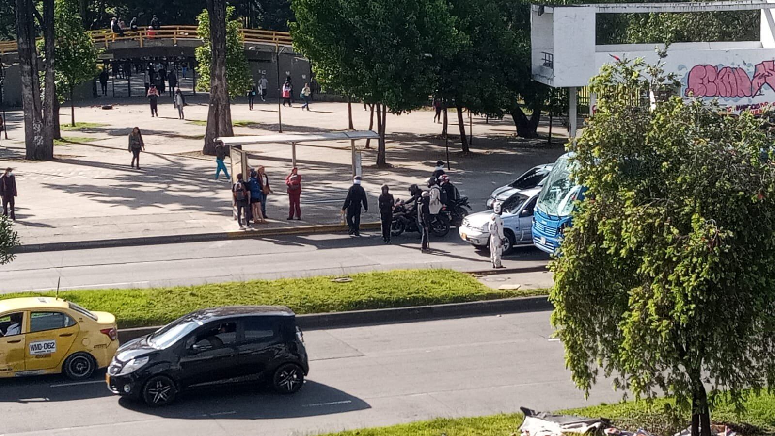 Los manifestantes tienen bloqueada la vía en el carril lento en la NQS a la altura de la Universidad Nacional