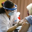 ARCHIVO - En esta fotografía de archivo un farmacéutico le da a una mujer una vacuna Moderna COVID-19 en un complejo de apartamentos en Merrillville, Indiana. (Kale Wilk / The Times vía AP, archivo)