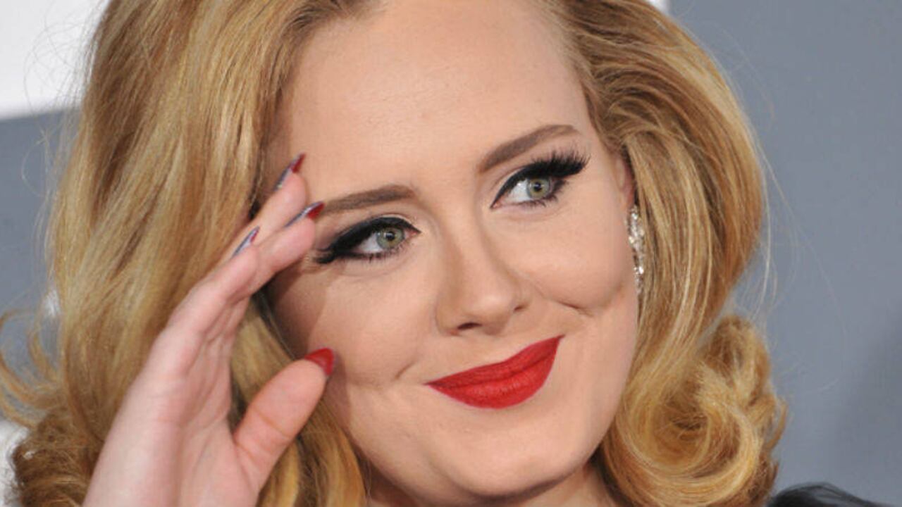 Adele tiene 28 años.