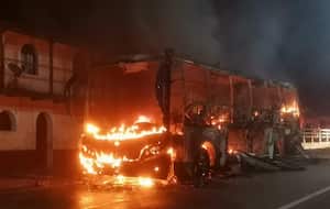 El bus quedó en ruinas.