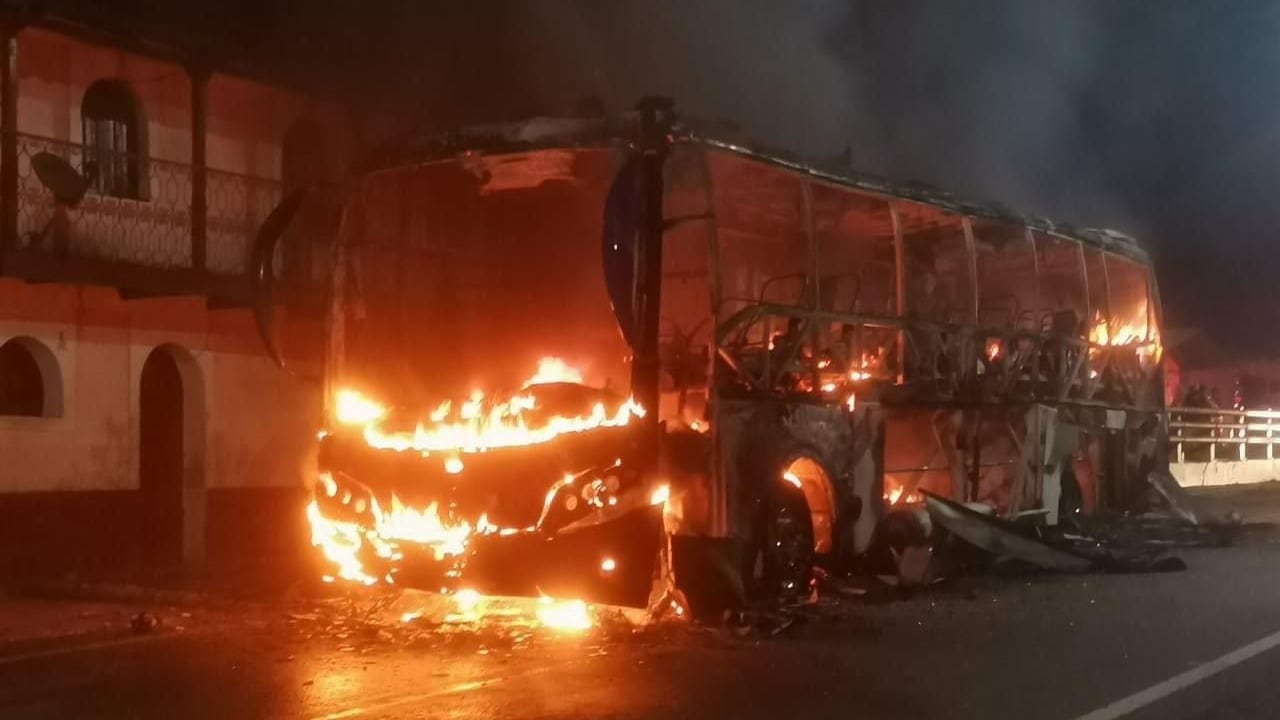 El bus quedó en ruinas.