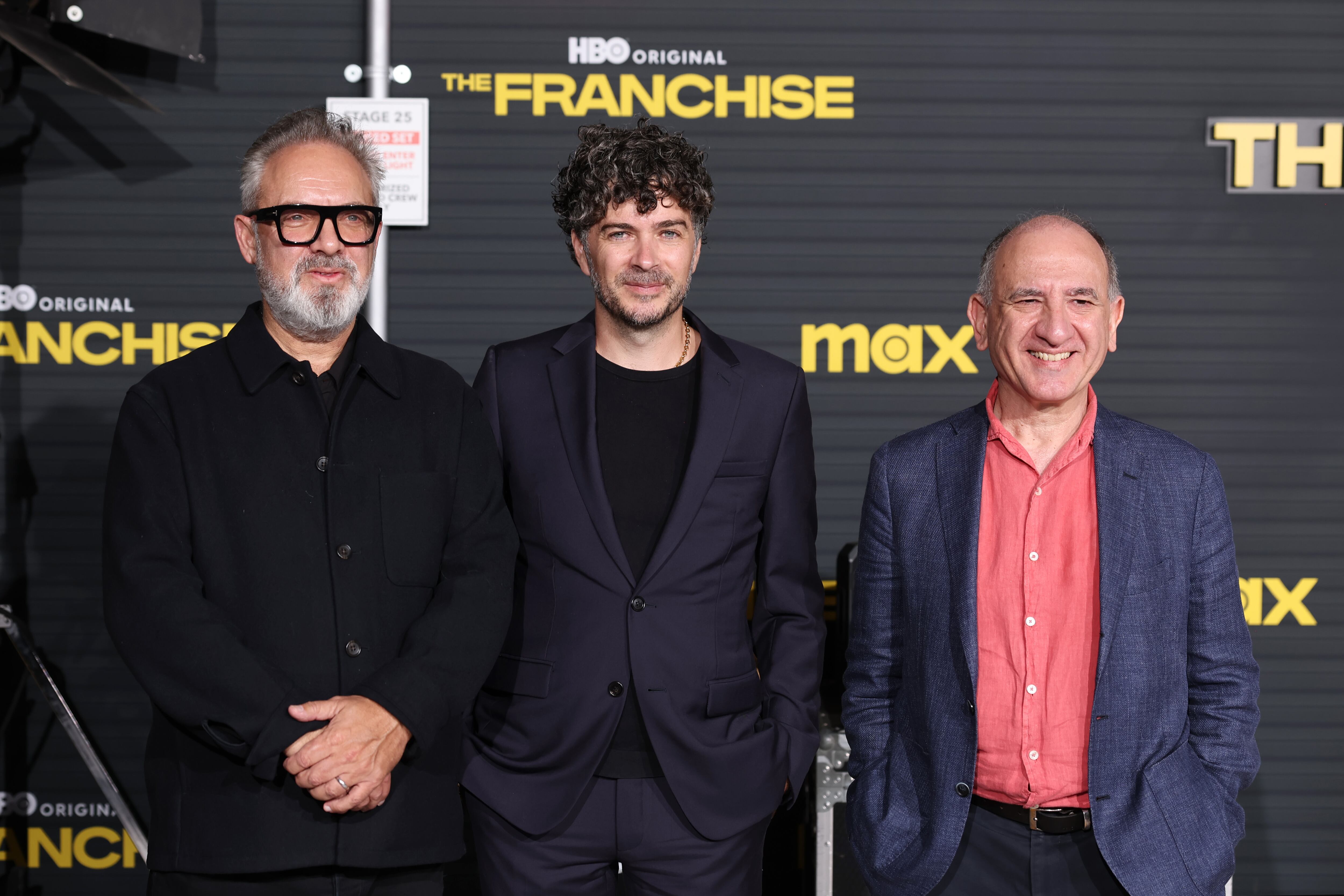 Sam Mendes, Jon Brown y Armando Iannucci en la premiere de su bebé, 'The Franchise', en el Paramount Theater de Los Ángeles.