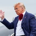 El expresidente Donald Trump saluda al salir de su avión en el Aeropuerto Nacional Ronald Reagan, el 3 de agosto de 2023, en Arlington, Virginia. (AP Foto/Alex Brandon, Archivo)
