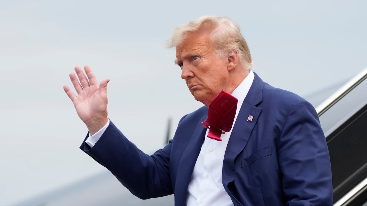 El expresidente Donald Trump saluda al salir de su avión en el Aeropuerto Nacional Ronald Reagan, el 3 de agosto de 2023, en Arlington, Virginia. En general, el 35% de los estadounidenses tiene una opinión favorable de Trump y el 62% desfavorable. (AP Foto/Alex Brandon, Archivo).