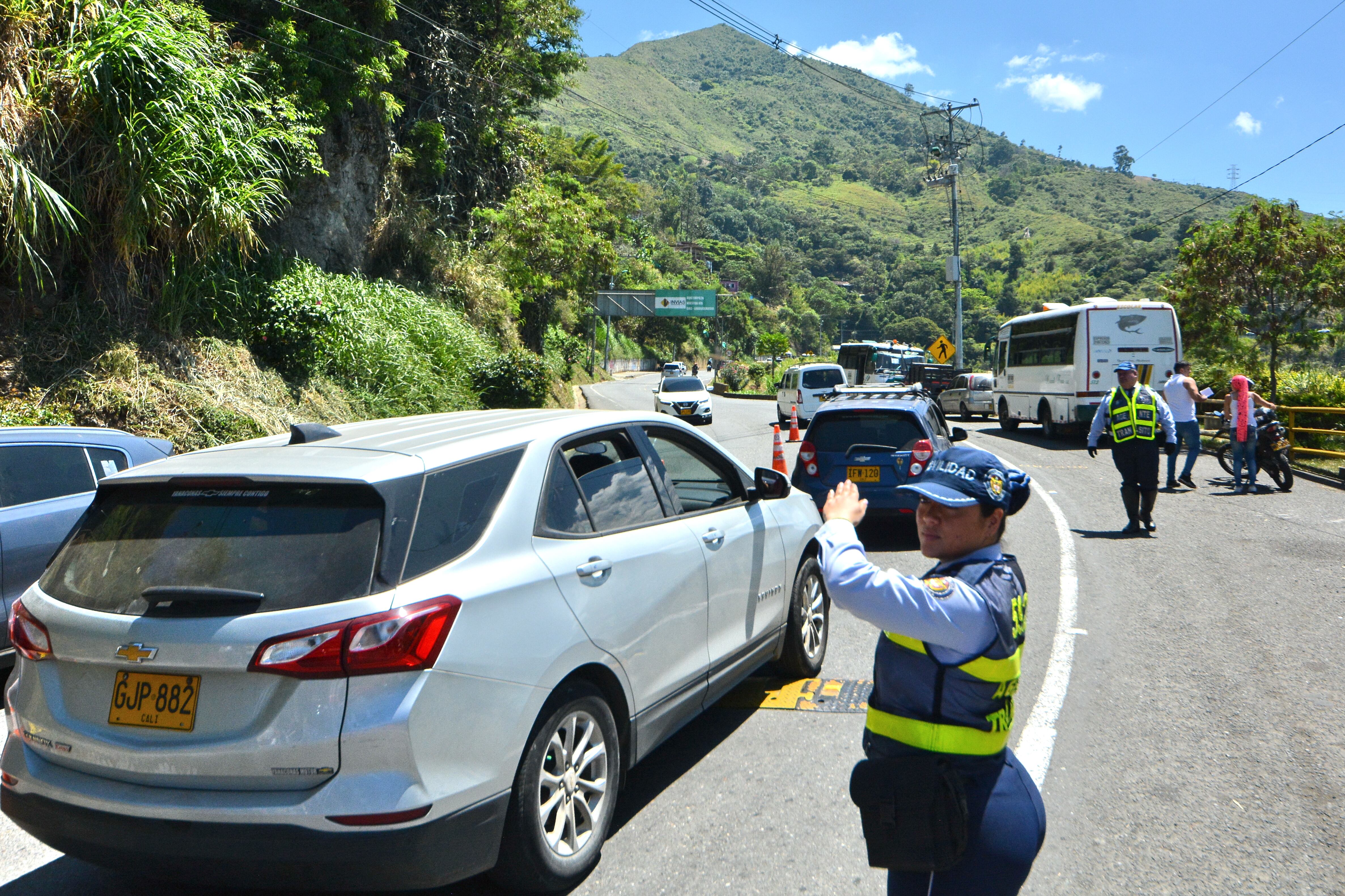 lan retorno en la vía al mar. Reportan normalidad en esta entrada de Cali, cientos de vehículos están llegando temprano para evitar las congestiones que se pueden registrar después de las 4 pm. Las autoridades están listas en todas las entradas de Cali.