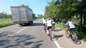 Ciclistas en la vía